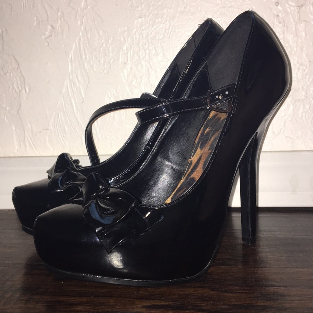 Black heels with bow
